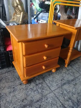 Comodino in pino