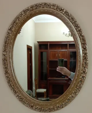 Espejo Ovalado Dorado con Marco Tallado