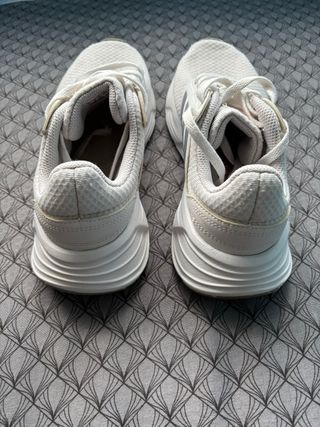 Zapatillas -ADIDAS- de deporte.