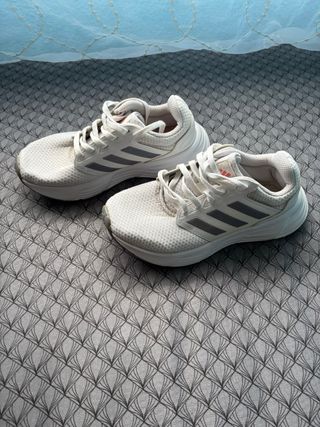 Zapatillas -ADIDAS- de deporte.