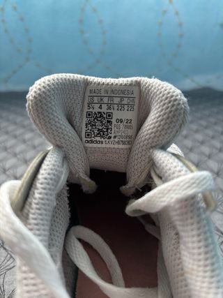 Zapatillas -ADIDAS- de deporte.