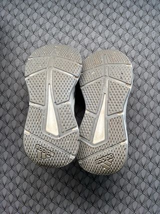 Zapatillas -ADIDAS- de deporte.