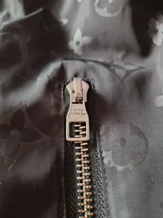 Cazadora Negra Unisex con Diseño Louis Vuitton