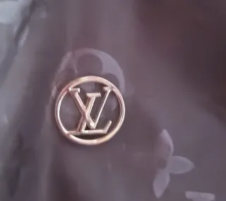 Cazadora Negra Unisex con Diseño Louis Vuitton