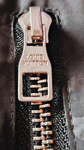 Cazadora Negra Unisex con Diseño Louis Vuitton