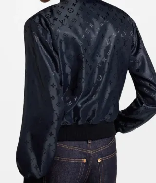 Cazadora Negra Unisex con Diseño Louis Vuitton