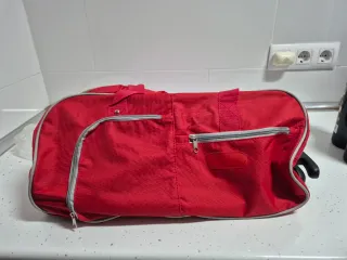 Maleta mediana de viaje roja con ruedas