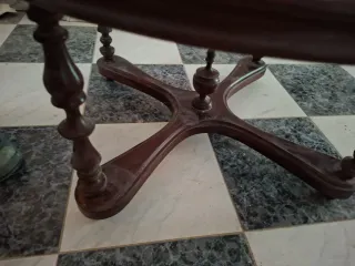 Mesa redonda de cristal y madera