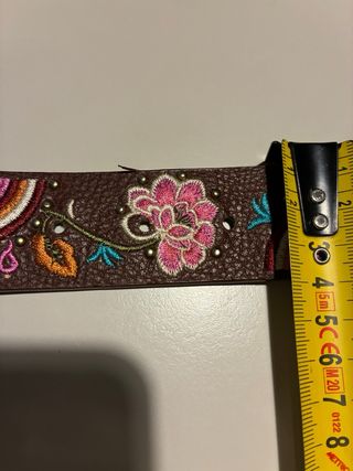 Cintura in pelle marrone con ricami floreali