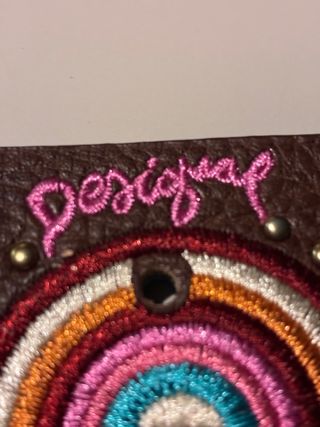 Cintura in pelle marrone con ricami floreali