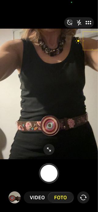 Cintura in pelle marrone con ricami floreali