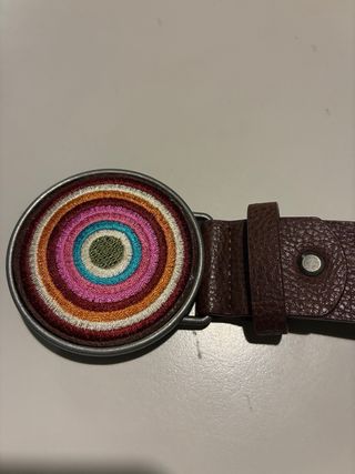 Cintura in pelle marrone con ricami floreali