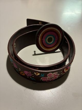 Cintura in pelle marrone con ricami floreali