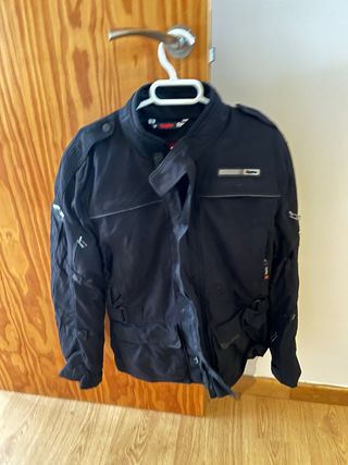 Cazadora de moto negra