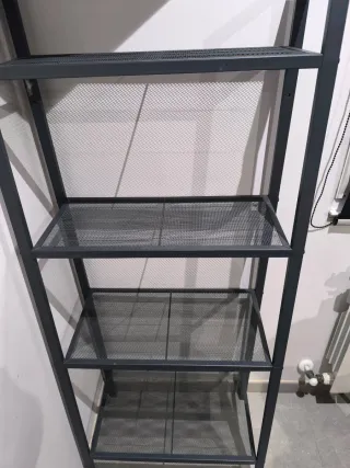 Estantería metálica gris