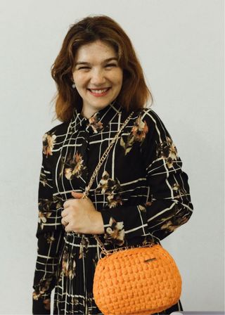 Bolso de malla naranja y negro