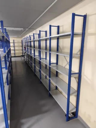 Estanterías metálicas de almacén