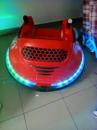 Coche de choque rojo con luces LED