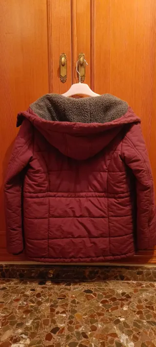 Chaqueta granate con capucha
