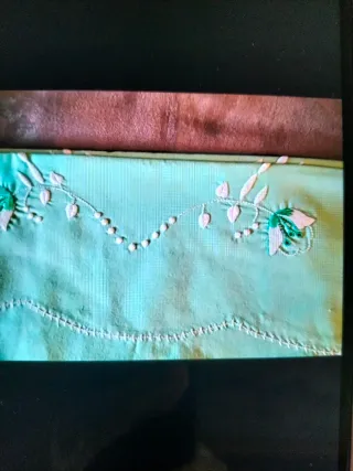 Set di lenzuola ricamate verde e bianco