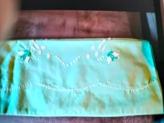 Set di lenzuola ricamate verde e bianco