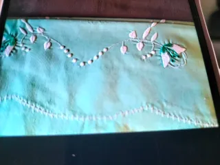 Set di lenzuola ricamate verde e bianco