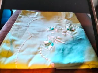 Set di lenzuola ricamate verde e bianco