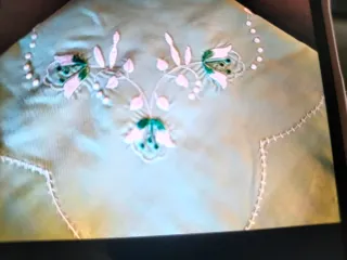 Set di lenzuola ricamate verde e bianco