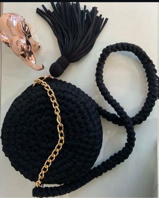 Bolso de malla negro con cadena dorada