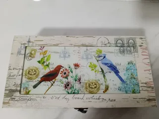 Caja joyero de madera decorada con pájaros