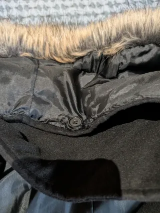 Abrigo negro con capucha y pelo