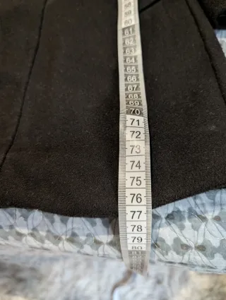 Abrigo negro con capucha y pelo