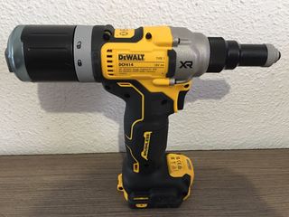 Remachadora Dewalt DCF414