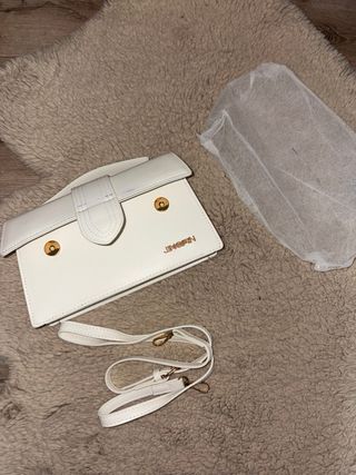 Bolso de mano blanco elegante