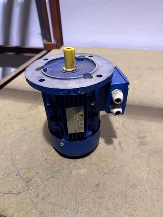 Motor Eléctrico Trifásico 0.55 KW B5