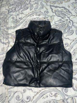 Chaleco negro acolchado cuello alto