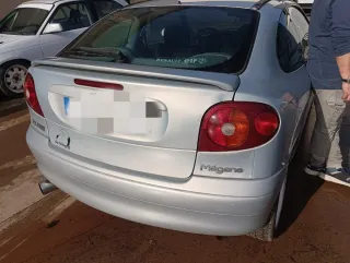 Aletas, maletero, capó y parachoques de coche