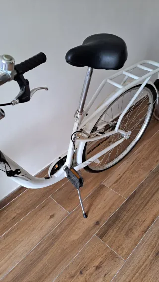 Bicicleta blanca con cesta y portabultos