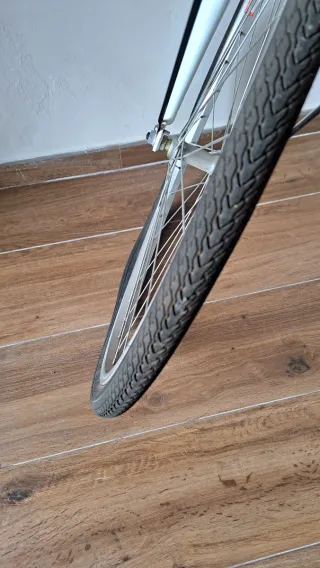 Bicicleta blanca con cesta y portabultos