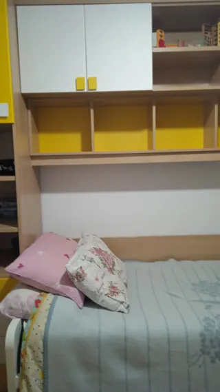 Cama puente con escritorio y estantería