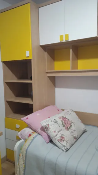 Cama puente con escritorio y estantería