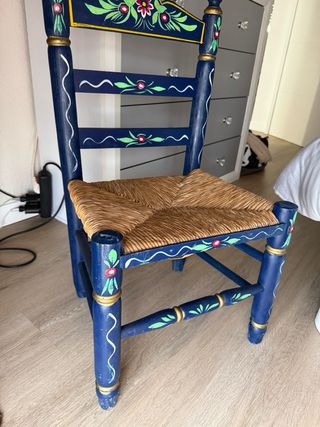 Silla de madera pintada a mano