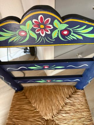 Silla de madera pintada a mano