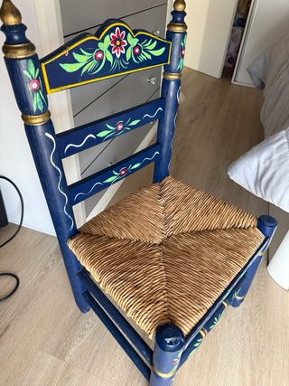 Silla de madera pintada a mano