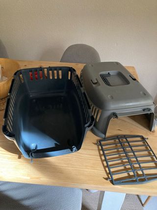 Transportín gris para mascotas