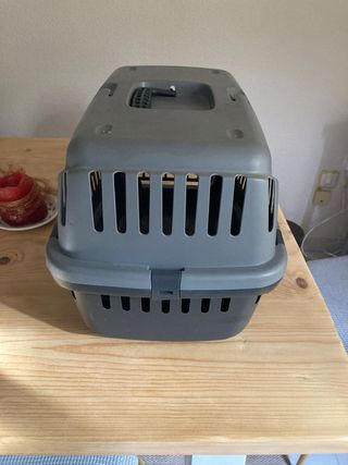 Transportín gris para mascotas