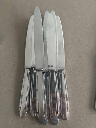 Tenedores y cuchillos de acero inoxidable