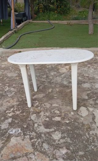 Mesa ovalada de plástico blanca