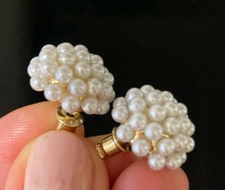 Pendientes de perlas dorados y blancos