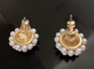 Pendientes de perlas dorados y blancos